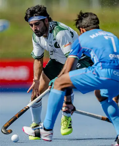  LONDON: Players of Pakistan and India vie for the ball during their FIH Pro League match at the Lee Valley Hockey and Tennis Centre on Tuesday.&mdash;Courtesy FIH 