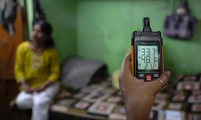 This picture taken on June 22, 2026 shows a humidity meter used to monitor moisture levels at Durga Devi&rsquo;s house in New Delhi. &mdash;AFP