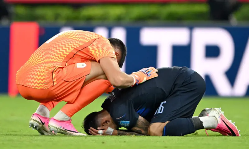  ZAPOPAN: Uruguay goalkeeper Sergio Rochet (L) and team-mate Mathias Olivera react after losing the Group &lsquo;H&rsquo; match against Spain at the Guadalajara Stadium.&mdash;AFP) 