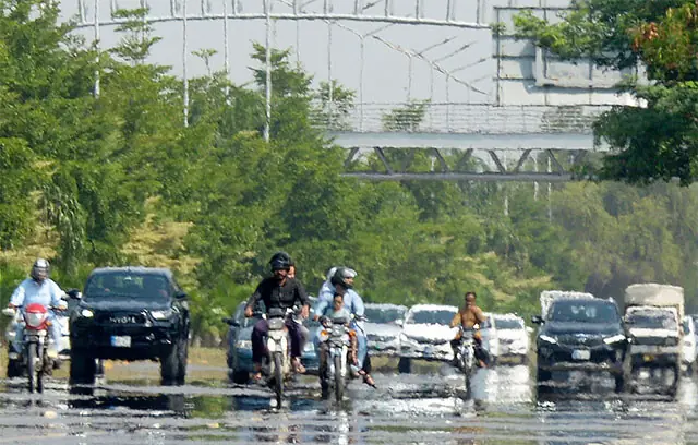  Vehicles ply on Islamabad Expressway under extreme heat on Sunday. The federal capital and Rawalpindi are in the grip of hot weather, with the temperature soaring to 41&deg;C. &mdash; Photo by Mohammad Asim 