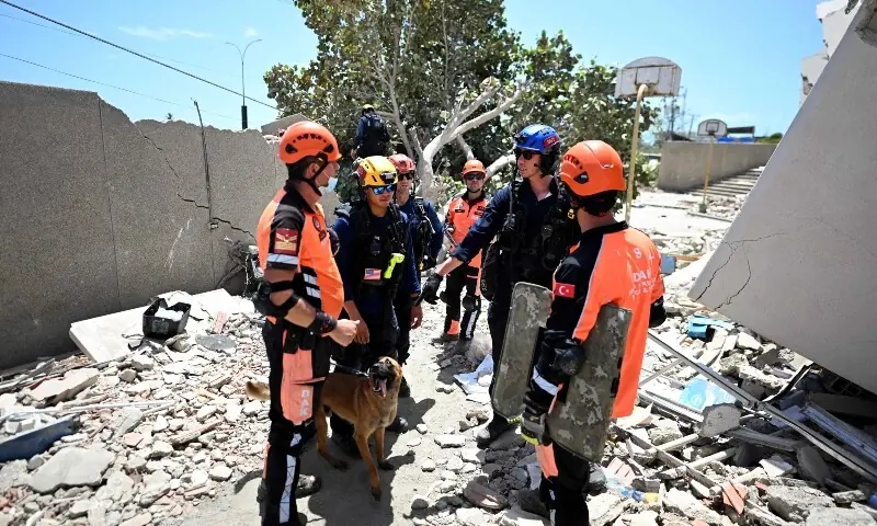 Venezuela rescuers in final push to find survivors as families mourn
