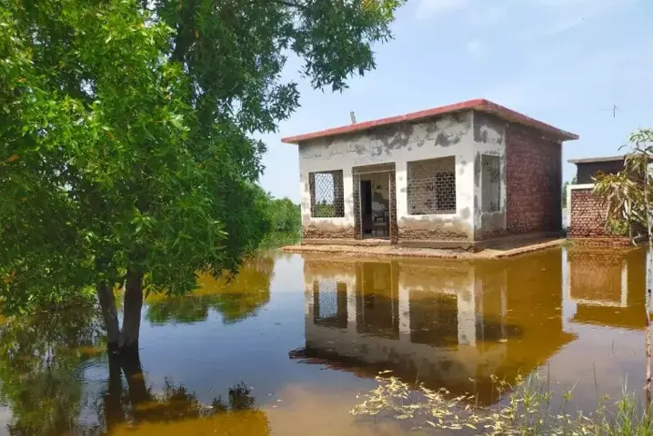 A public school rendered damaged and inaccessible following floods in 2024 in Sindh’s Mirpurkhas district: rural Sindh finds itself trapped in a cyclical pattern of trying to rebuild and repair educational infrastructure that is then once again destroyed by the repeated occurrence of such climate-related calamities | Unicef