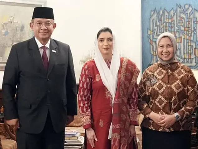 Aseefa Bhutto-Zardari, Indonesian Ambassador Chandra Warsenanto Sukotjo and his spouse pose for a photograph at Bilawal House.—Online