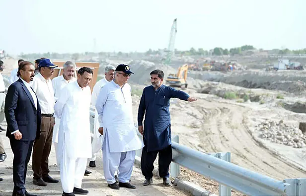 COMMUNICATIONS Minister Aleem Khan inspects M-5 construction near Multan.&mdash;PPI 