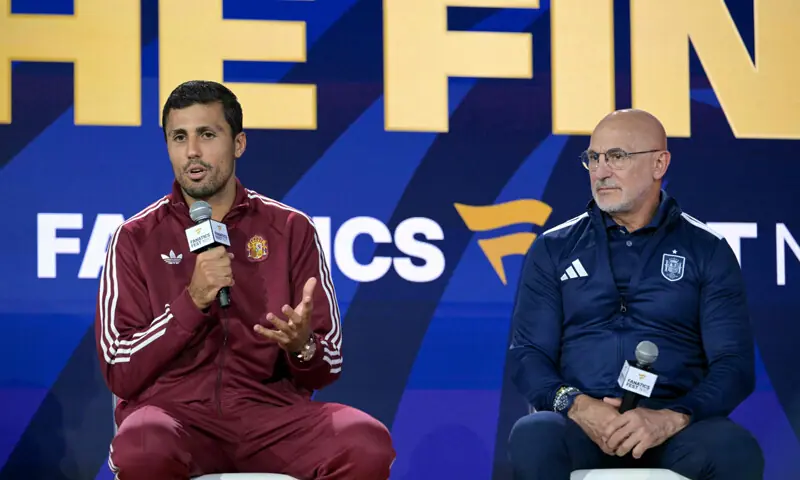 NEW YORK: Spain’s midfielder Rodri speaks to the fans next to head coach Luis de la Fuente at the Javits Center.—AFP