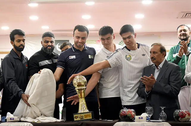  ISLAMABAD: Captains of the participating sides unveil the Central Asian  Volleyball Championship trophy along with Pakistan Volleyball Federation chairman Chaudhary Mohammad Yaqoob (R) at the Liaqat Gymnasium on Tuesday. &mdash;Tanveer Shahzad/White Star   