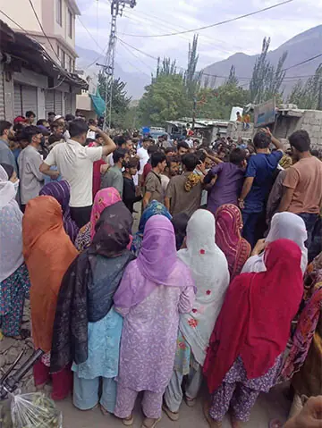 Protesters block a road in the Danyor area.—Photo by the writer