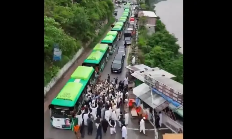 PML-N's 'gift': Buses promised by Maryam reach AJK as election commission warns against violating electoral code