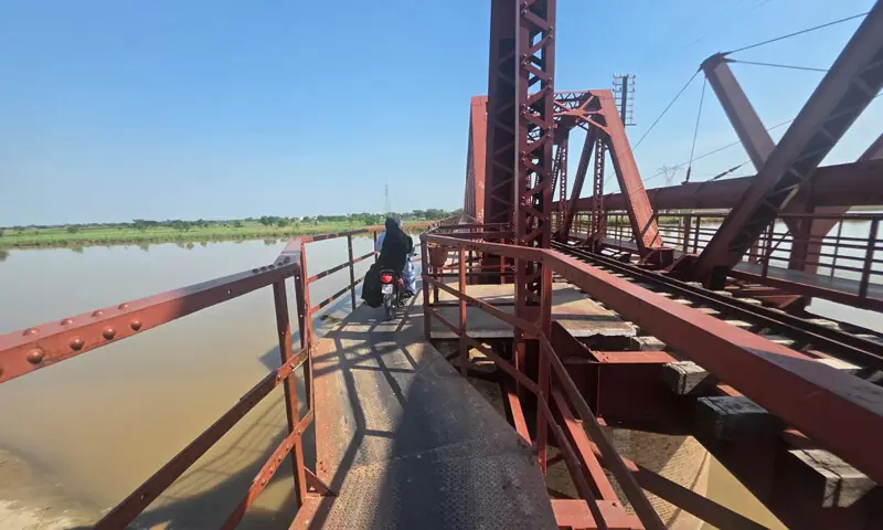 The built-in pedestrian tracks on either side of the main bridge are used exclusively by pedestrians and motorcyclists.