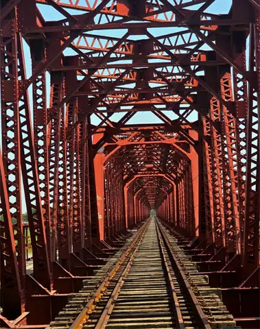 The wonderfully fabricated rail bridge, built over 150 years ago, stands as a spectacular steel tunnel, bearing testimony to its manufacturer, Jessop & Co. — Photos by the wirter