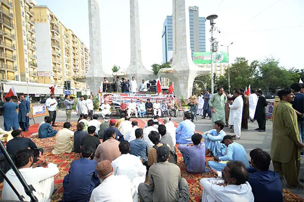 KARACHI: SUP leaders and workers hold a sit-in at Teen Talwar, Clifton, on Sunday.—PPI