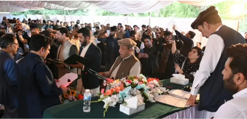  The GB governor administers oath to seven cabinet members.&mdash;Dawn 