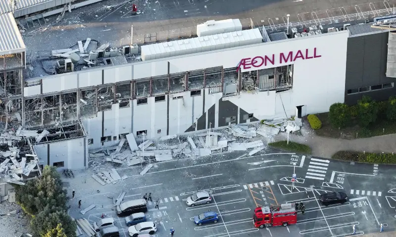 Southern Japan rocked by major earthquake, people trapped in mall