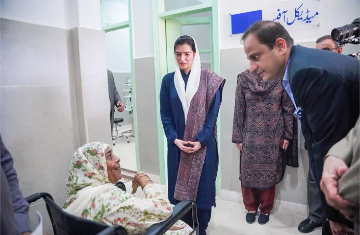  Aseefa Bhutto-Zardari and Karachi Mayor Murtaza Wahab interact with a patient during a visit to Spencer Eye Hospital.&mdash;Online 