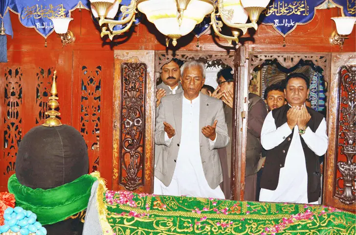  THE Sindh governor offers fatiha at the grave of the Sufi saint.&mdash;APP 