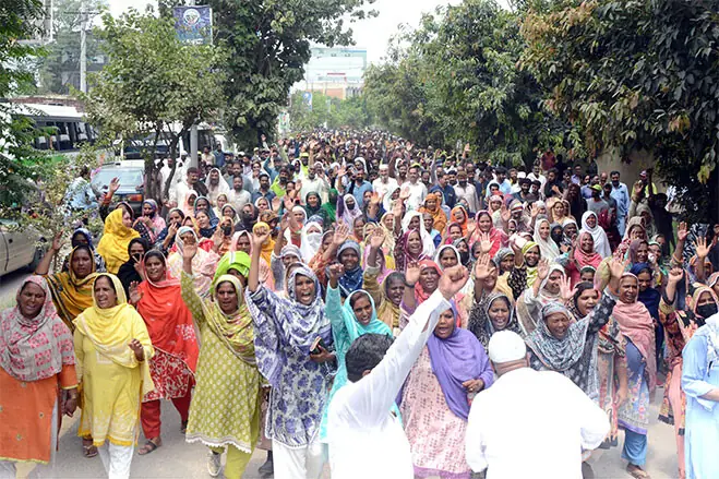 Daily-wage employees of the Rawalpindi Municipal Corporation hold a protest demonstration on Murree Road in Rawalpindi on Thursday, urging the Punjab government to regularise their services. — Online