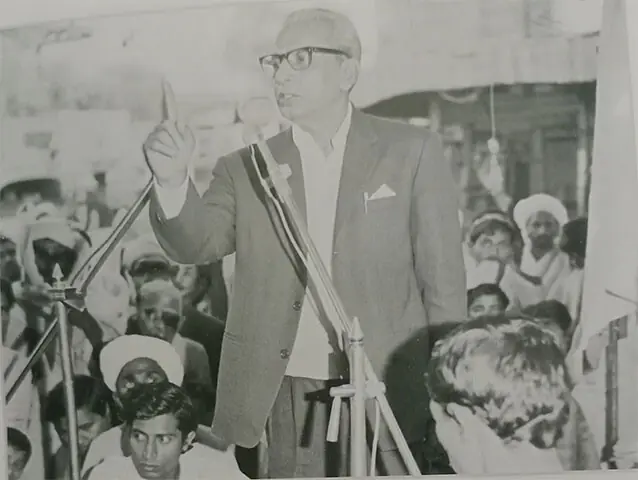 Qazi Faiz Muhammad addresses a gathering of peasants | Photo from the book