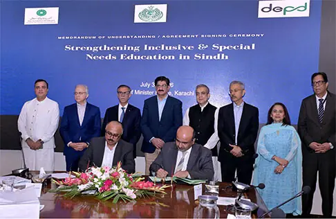 Sindh government official Aitbar Hussain Buriro and AKU-IED’s Dr Farid Panjwani sign the agreement in the presence of Chief Minister Syed Murad Ali Shah, AKU President Sulaiman Shahabuddin and others.—Dawn