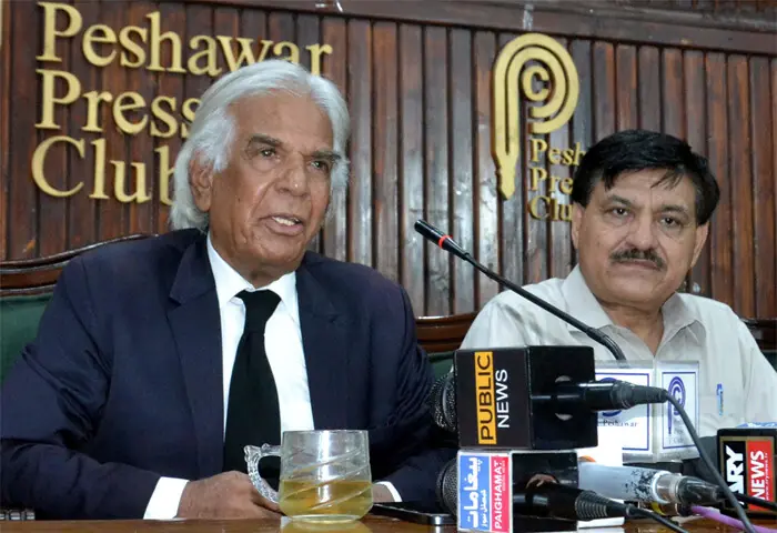 Senior lawyer Ali Ahmed Kurd addresses a presser at Peshawar Press Club on Monday. — PPI