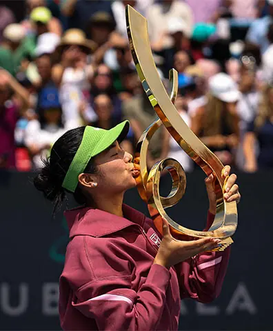 ALEXANDRA Eala of the Philippines kisses the trophy after winning the Washington Open final against Jessica Pegula of the US at the William H.G. FitzGerald Tennis Center.—AFP