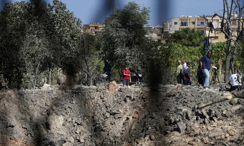 People and journalists stand at a site hit by Israeli strikes that occurred in the early hours of Thursday, according to Lebanon&rsquo;s state news agency NNA, in Burj al-Shamali, southern Lebanon, August 6, 2026. &mdash;Reuters