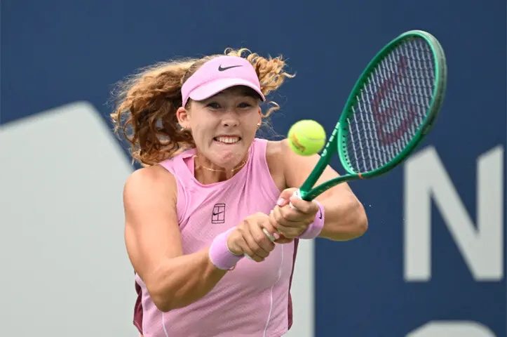 TORONTO: Russia’s Mirra Andreeva plays a forehand against Leylah Fernandez of Canada during their Toronto Masters third-round match at the Sobeys Stadium.—Reuters