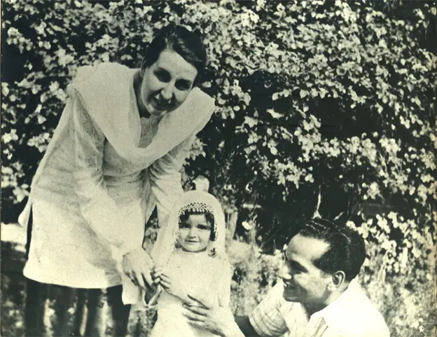 Alys Faiz and Faiz Ahmed Faiz pictured alongside a two-year-old Salima Hashmi in Quetta in 1944