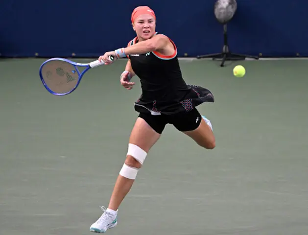 TORONTO: Russia’s Diana Shnaider hits a return against Iga Swiatek of Poland during their Toronto Masters quarter-final at the Sobeys Stadium.—AFP