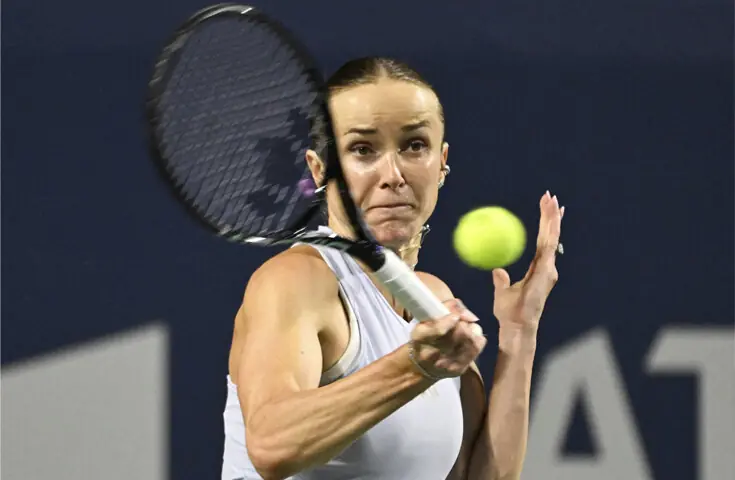  TORONTO: Ukraine&rsquo;s Elina Svitolina plays a return against Iga Swiatek of Poland during their Toronto Masters semi-final at the Sobeys Stadium.&mdash;Reuters 