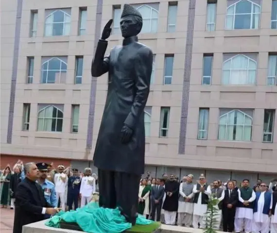 AMBASSADOR Rizwan Saeed Sheikh inaugurates the Quaid’s statue.—Courtesy Pakistan Embassy in Washington