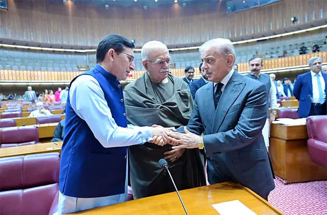 ISLAMABAD: Prime Minister Shehbaz Sharif shakes hands with PTI’s Barrister Gohar Ali Khan and Opposition Leader Mehmood Khan Achakzai in the National Assembly .—Online