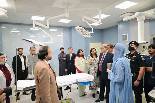 Chief Minister Maryam Nawaz visits an operating theatre after inaugurating the Jinnah Institute of Cardiology. — Dawn