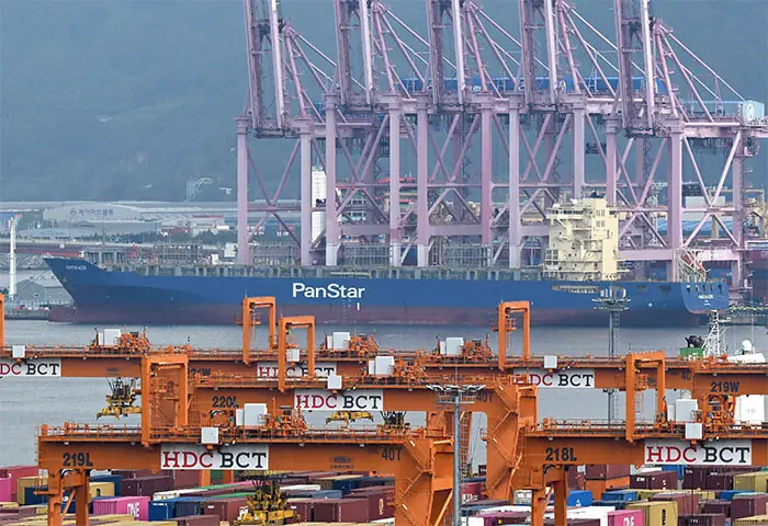   THE South Korean ship at anchor in Busan ahead of its voyage to Europe via the Arctic Circle.&mdash;AFP  
