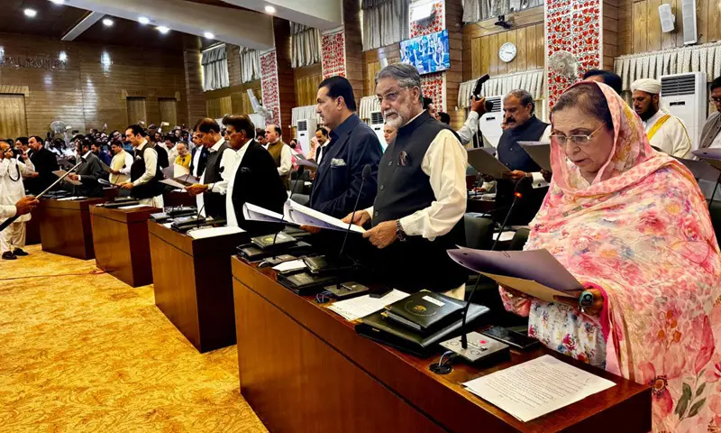  AJK lawmakers take oath at the inaugural session of the Legislative Assembly.&mdash;Photos by the writer 