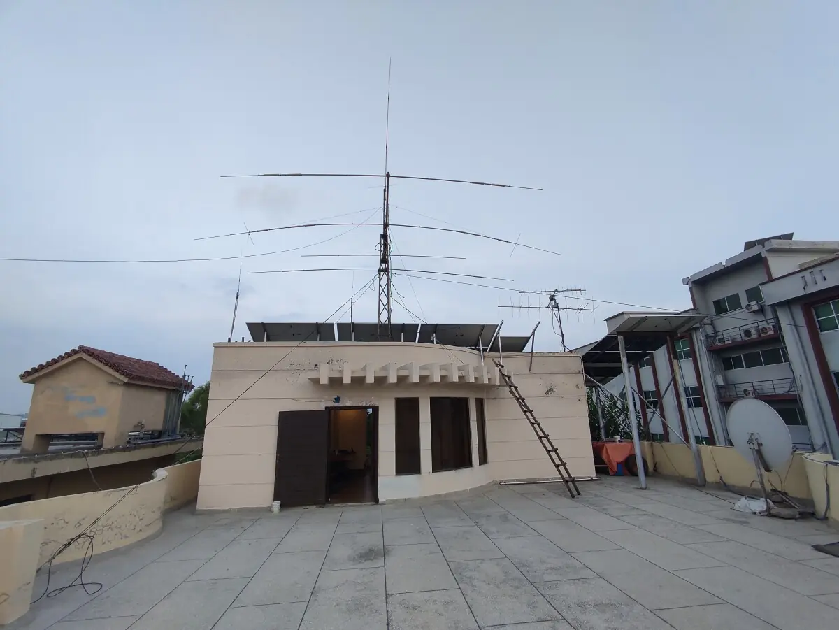The antenna on the shack belonging to AP2AUM. Photo by author.