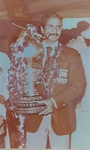   Rana Ehsanullah with the 1978 Hockey World Cup trophy 