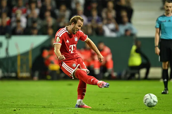 BAYERN Munich’s Harry Kane scores from the penalty spot against VfL Osnabrueck during their German Cup first-round match at the Bremer Bruecke Stadium.—AFP