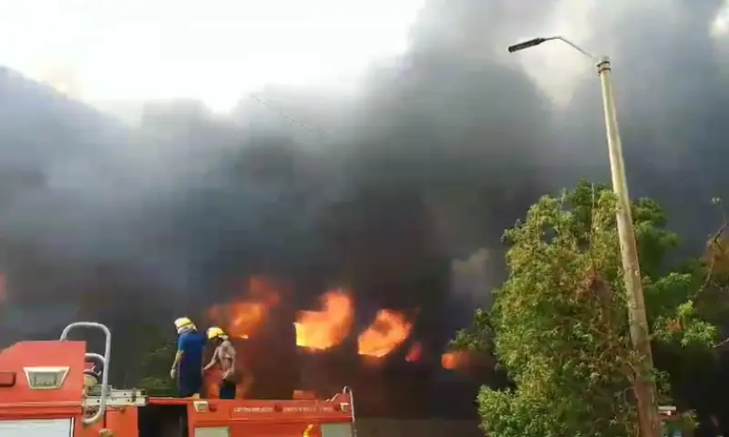  Screengrab from a video shows a fire engulfing a factory in Karachi&rsquo;s Landhi area on Sept 7, 2026. &mdash; Courtesy of Rescue 1122 