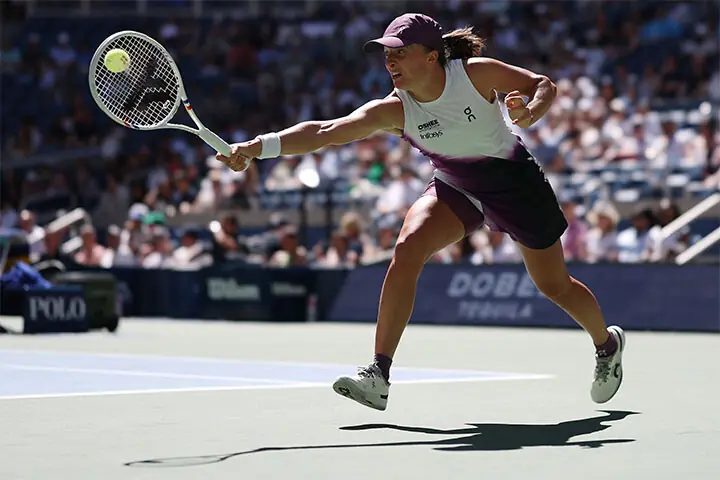 Iga Swiatek of Poland plays a return against China’s Qinwen Zheng during their US Open match at the USTA Billie Jean King National Tennis Center.—AFP