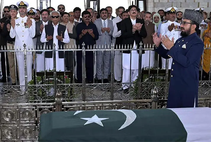  Governor Nehal Hashmi, CM Murad Ali Shah and others pray at the grave of Quaid-i-Azam Mohammad Ali Jinnah to mark his death anniversary.&mdash;PPI 