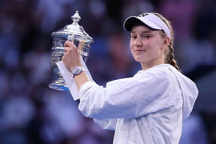 ELENA Rybakina of Kazakhstan celebrates with the US Open trophy after defeating Belarus’ Aryna Sabalenka in the final at the USTA Billie Jean King National Tennis Center.—AFP