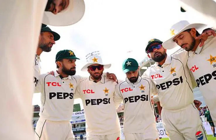 A dejected Pakistan side after defeat in the second Test at Lords | X
