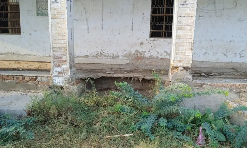The ground, once built and taken care off by the players who played in it, has now been left at the disposal of government authorities.–Photo by author
