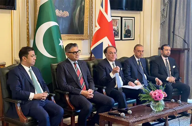 LONDON: Finance Minister Muhammad Aurangzeb speaks at the Investment Roundtable hosted by Pakistan High Commission.—Online