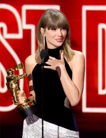    TAYLOR Swift accepts her award onstage at Peacock Theatre in  Los Angeles.&mdash;AFP   