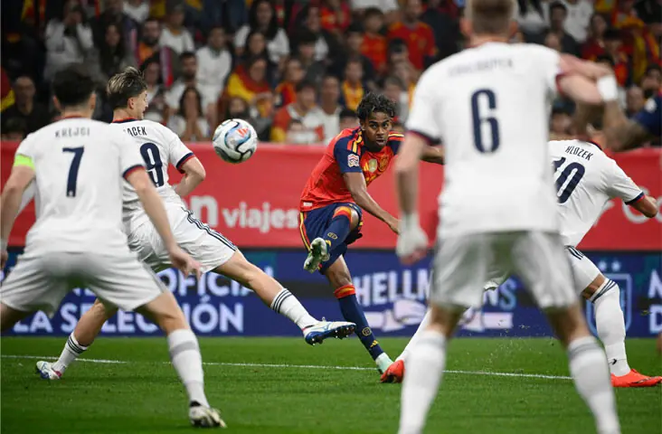  OVIEDO: Spain&rsquo;s Lamine Yamal shoots to score during the Nations League Group A3 match at the Carlos Tartiere Stadium.&mdash;AFP 