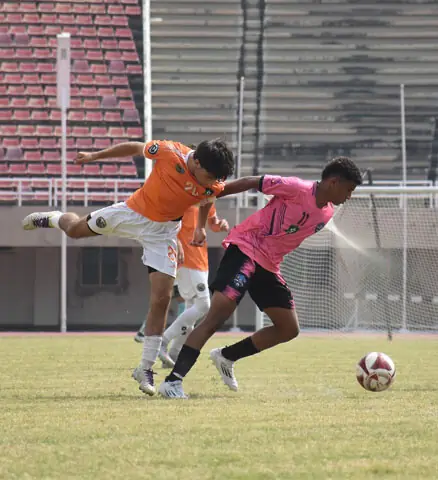   ISLAMABAD: Players in action during a U-17 Football Championship match at the Jinnah Stadium on Monday.&mdash;Courtesy PFF  