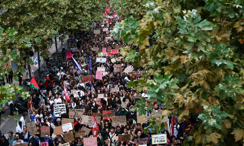 Protesters march during a demonstration by French high school students in Marseille, as part of a nationwide day of protests and blockades, expressing anger over overcrowded classrooms, teacher shortages and dilapidated school buildings, which students blame on years of underinvestment, in Marseille, France, October 8, 2026. —Reuters