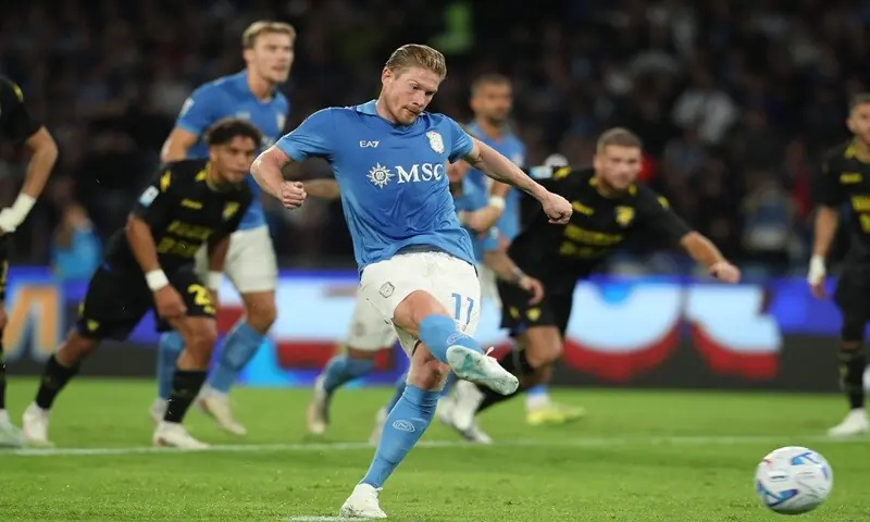 Napoli’s Kevin De Bruyne shoots to score from the penalty spot against Frosinone during their Serie A match at the Diego Armando Maradona Stadium in Naples on October 10, 2026. —AFP