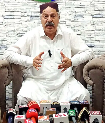 JSM-R chief Riaz Chandio speaks at a news conference in the Larkana Press Club.—Dawn